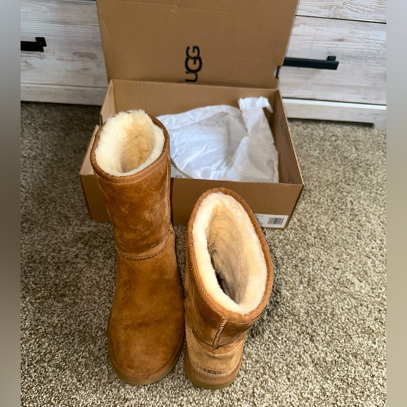 Women’s UGG BOOT CLASSIC SHORT - Picture 1 of 7